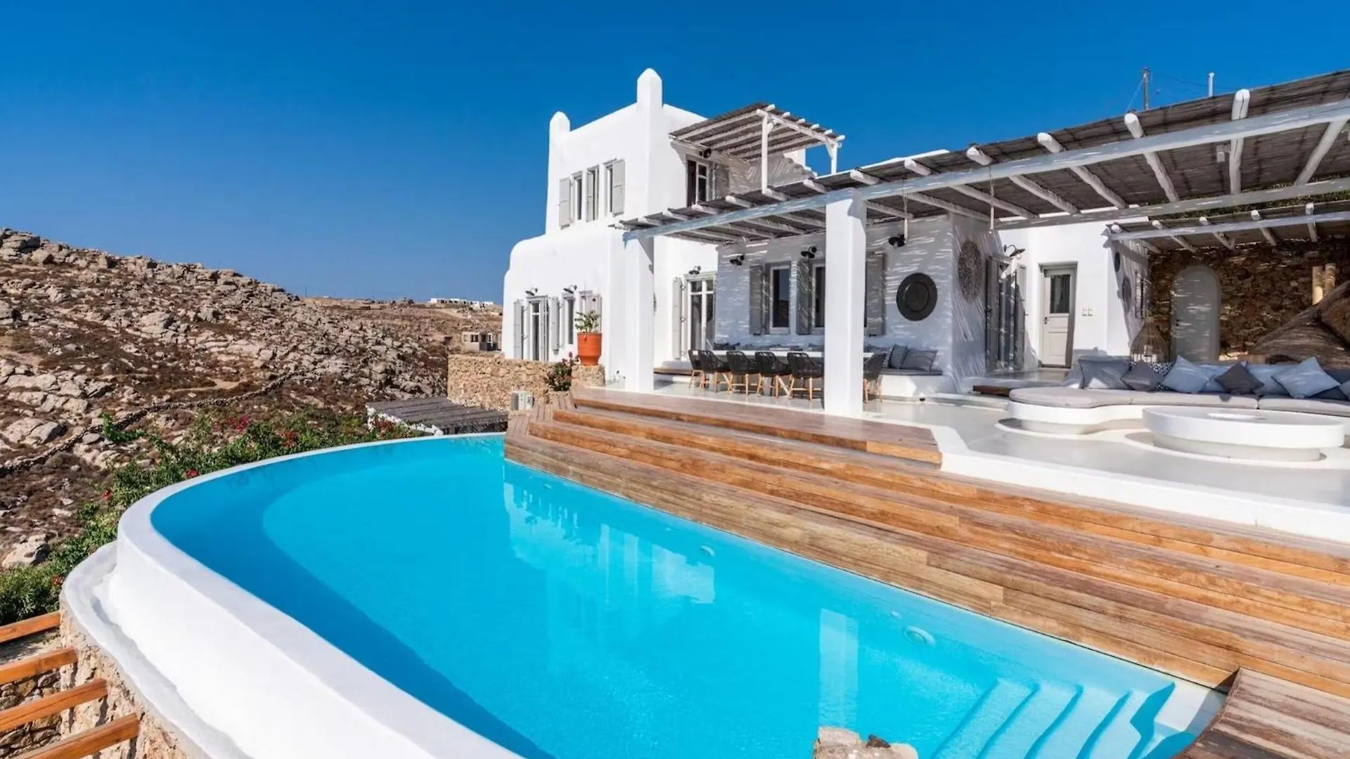 Stunning Villa Surrounded By Lush Greenery Agrari  اليونان